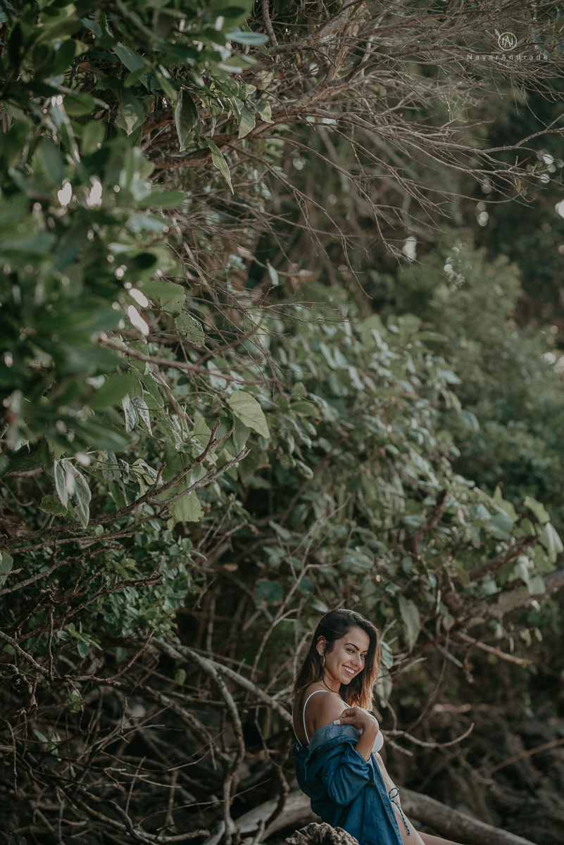 ensaio feminino feito na praia de biquini e camisao ensaio sensual fotos de book feminino espontaneo e delicado
