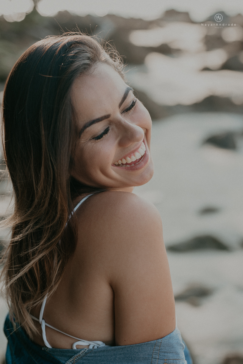 ensaio feminino feito na praia de biquini e camisao ensaio sensual fotos de book feminino espontaneo e delicado