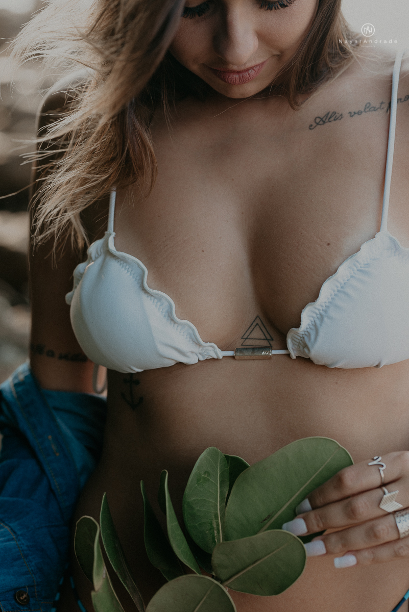 ensaio feminino feito na praia de biquini e camisao ensaio sensual fotos de book feminino espontaneo e delicado