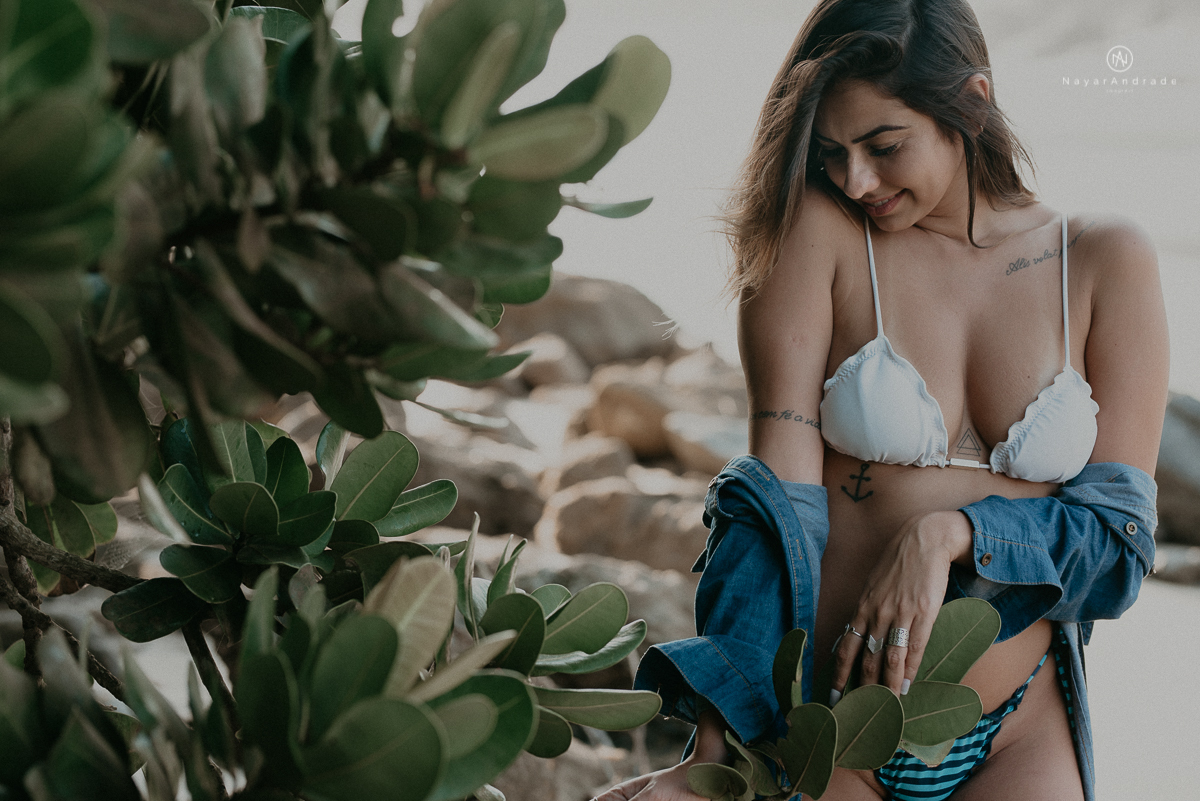 ensaio feminino feito na praia de biquini e camisao ensaio sensual fotos de book feminino espontaneo e delicado