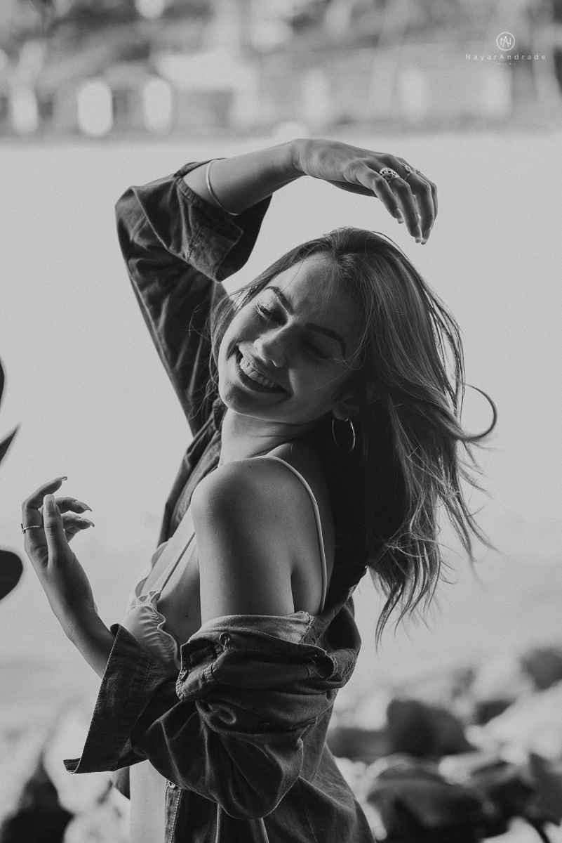 ensaio feminino feito na praia de biquini e camisao ensaio sensual fotos de book feminino espontaneo e delicado