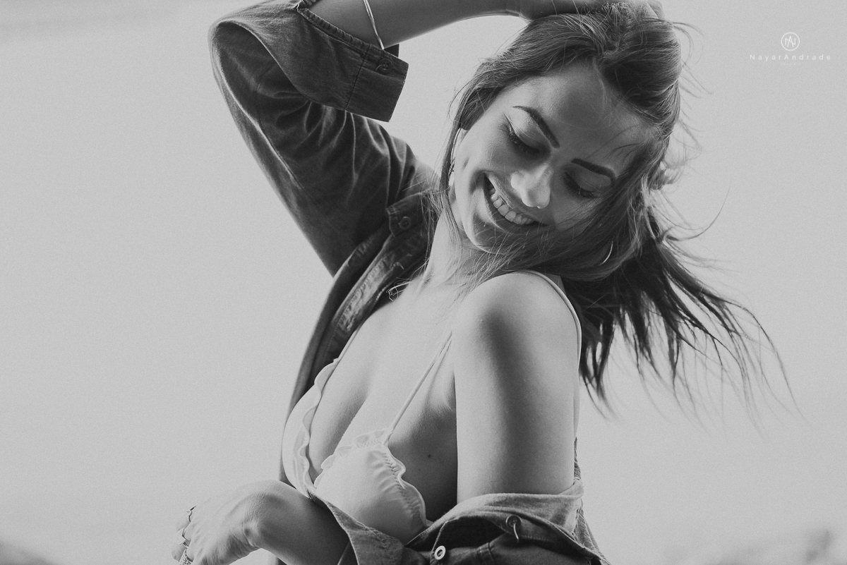 ensaio feminino feito na praia de biquini e camisao ensaio sensual fotos de book feminino espontaneo e delicado