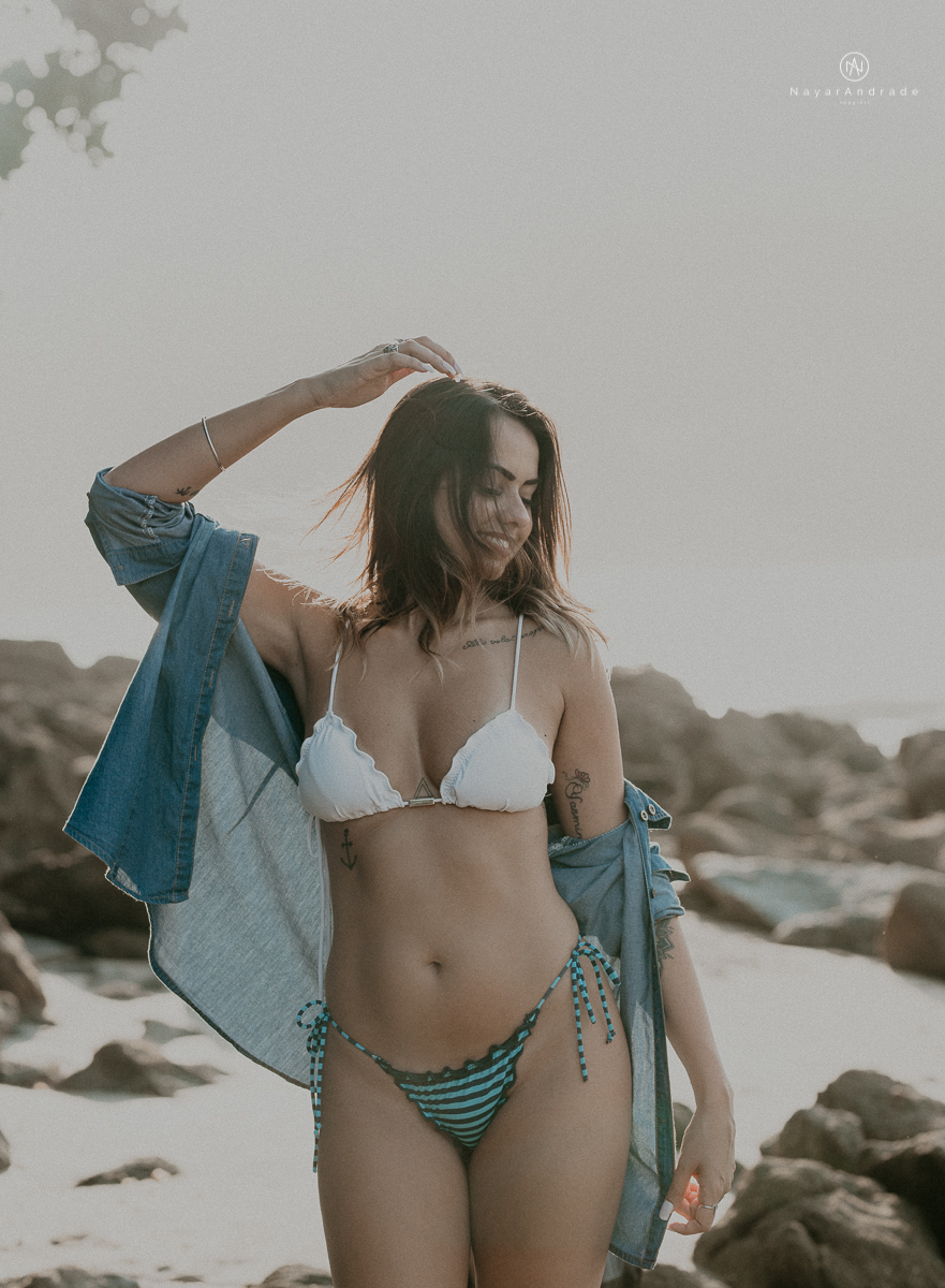 ensaio feminino feito na praia de biquini e camisao ensaio sensual fotos de book feminino espontaneo e delicado