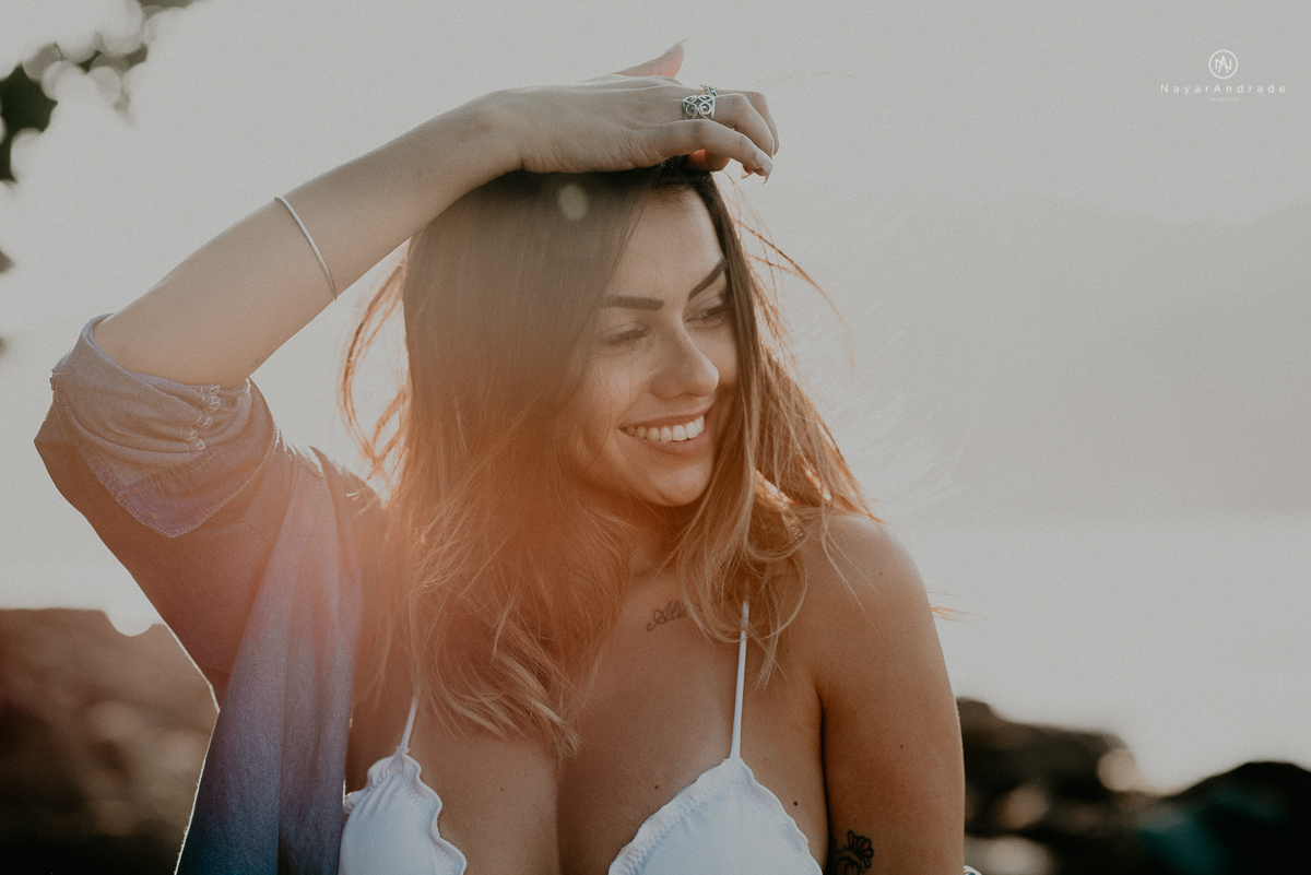 ensaio feminino feito na praia de biquini e camisao ensaio sensual fotos de book feminino espontaneo e delicado
