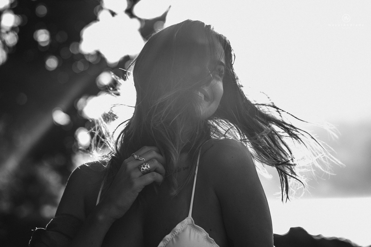 ensaio feminino feito na praia de biquini e camisao ensaio sensual fotos de book feminino espontaneo e delicado
