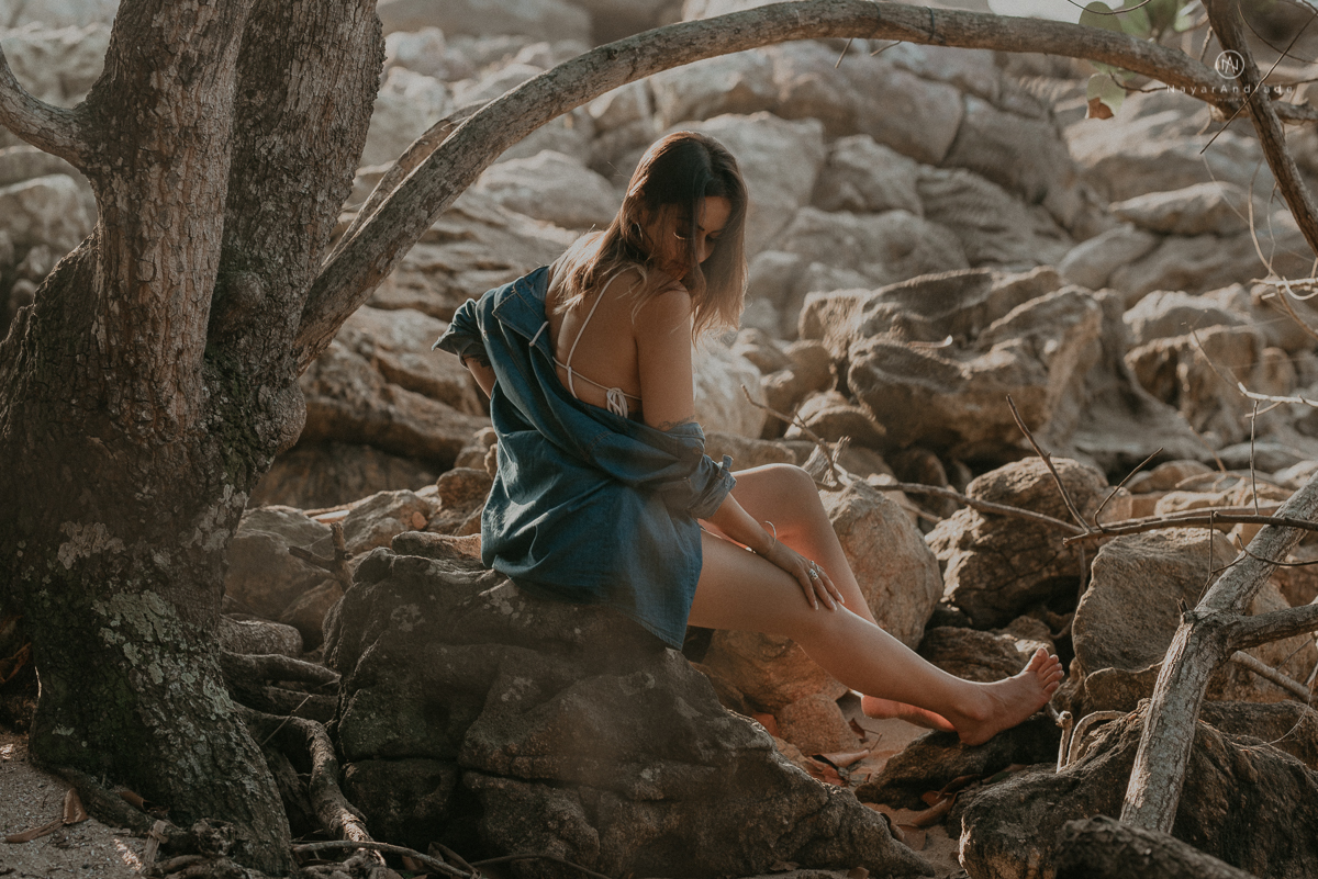 ensaio feminino feito na praia de biquini e camisao ensaio sensual fotos de book feminino espontaneo e delicado
