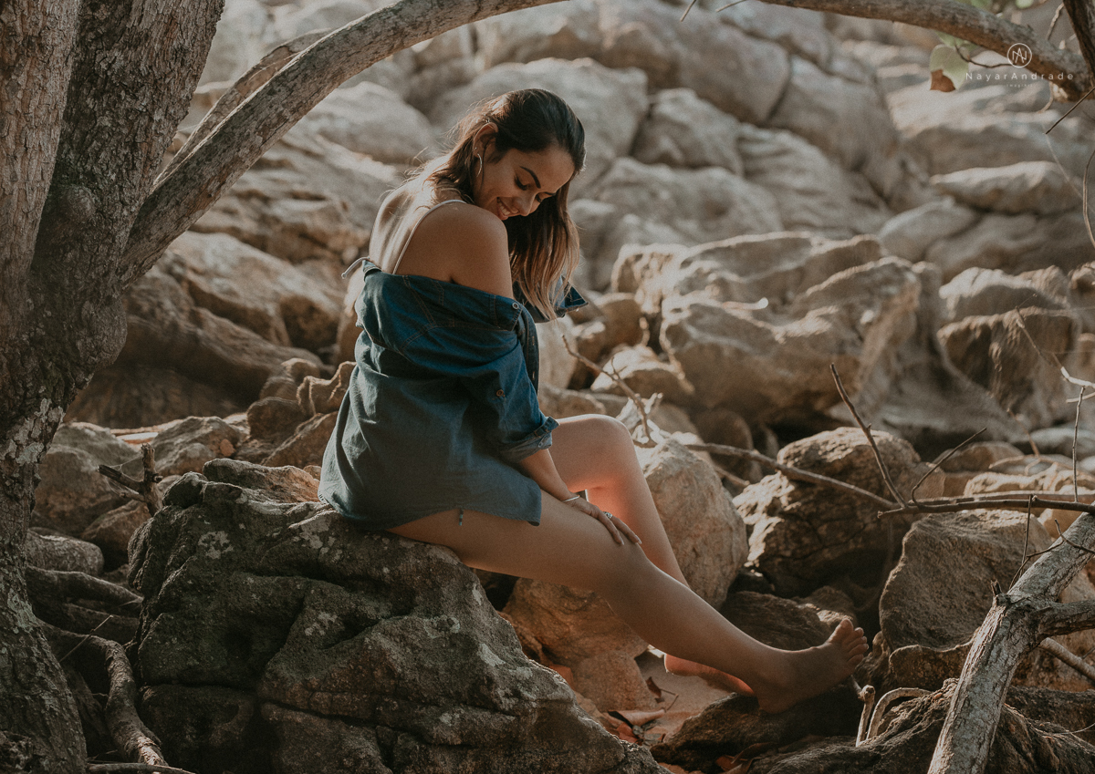 ensaio feminino feito na praia de biquini e camisao ensaio sensual fotos de book feminino espontaneo e delicado