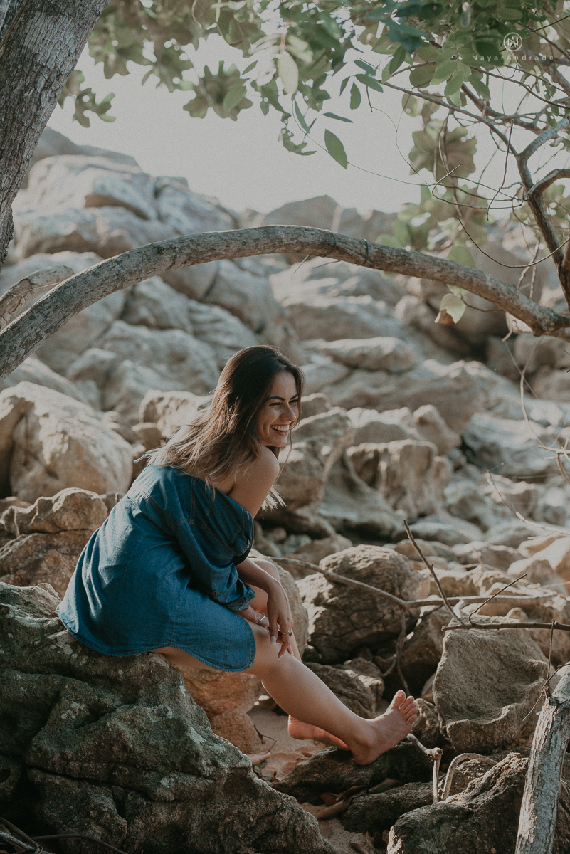 ensaio feminino feito na praia de biquini e camisao ensaio sensual fotos de book feminino espontaneo e delicado