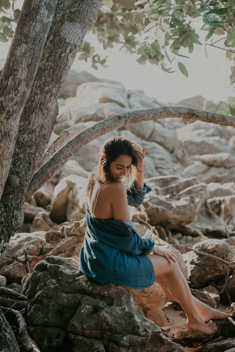 ensaio feminino feito na praia de biquini e camisao ensaio sensual fotos de book feminino espontaneo e delicado