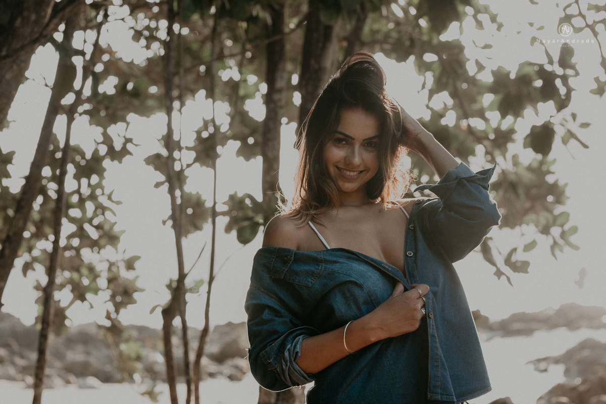 ensaio feminino feito na praia de biquini e camisao ensaio sensual fotos de book feminino espontaneo e delicado