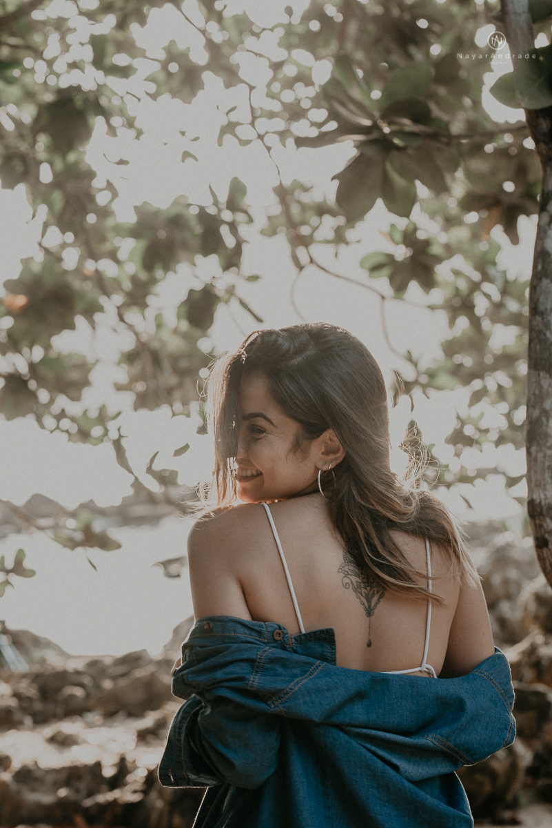 ensaio feminino feito na praia de biquini e camisao ensaio sensual fotos de book feminino espontaneo e delicado