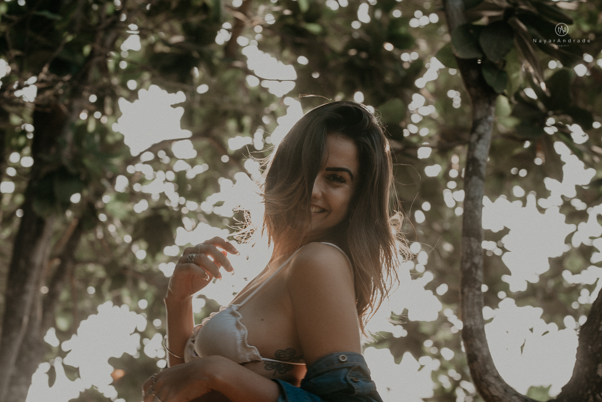 ensaio feminino feito na praia de biquini e camisao ensaio sensual fotos de book feminino espontaneo e delicado