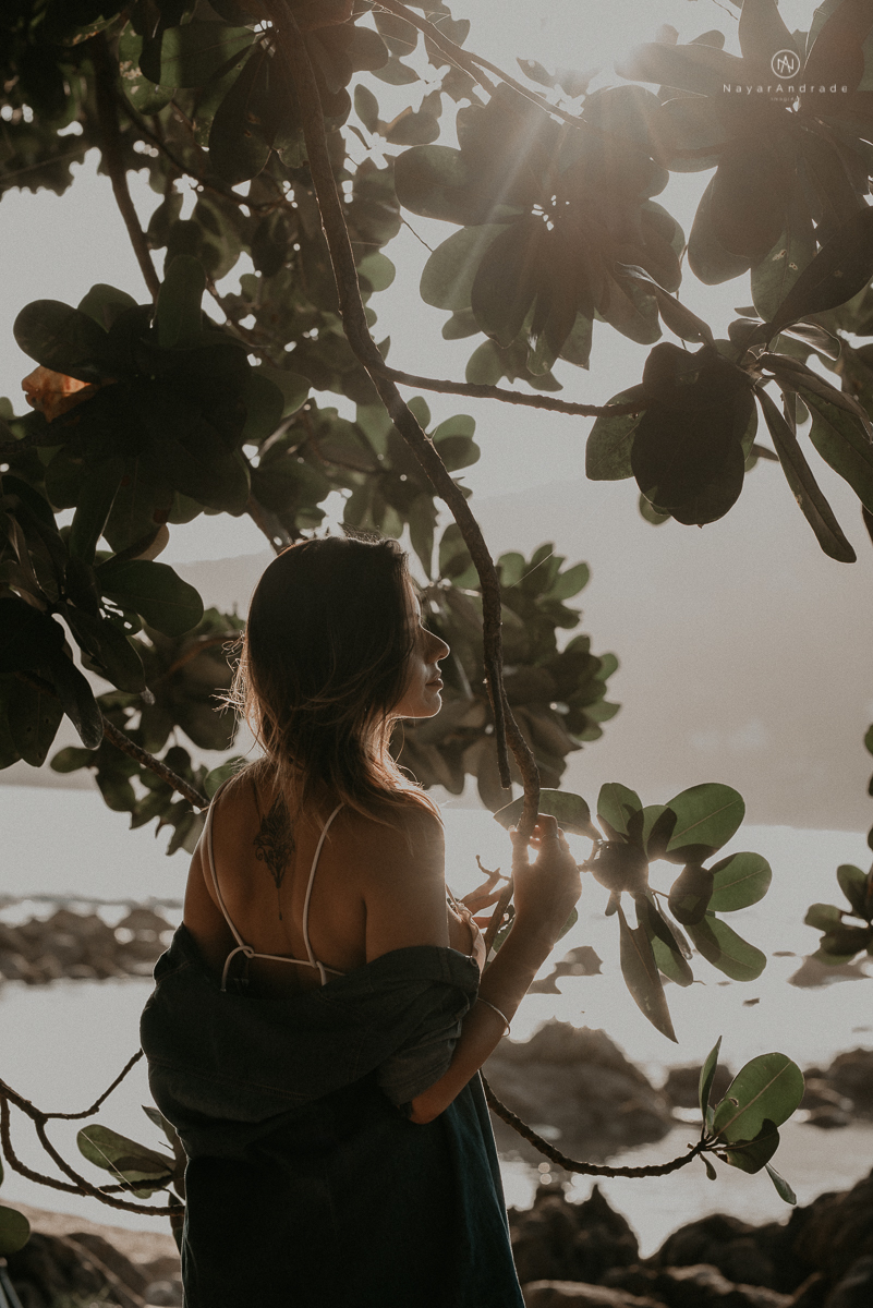 ensaio feminino feito na praia de biquini e camisao ensaio sensual fotos de book feminino espontaneo e delicado