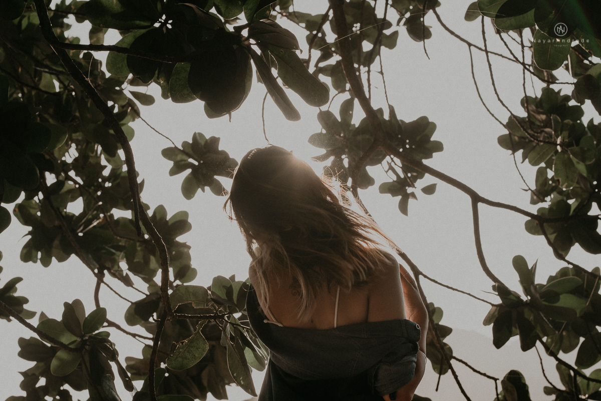 ensaio feminino feito na praia de biquini e camisao ensaio sensual fotos de book feminino espontaneo e delicado