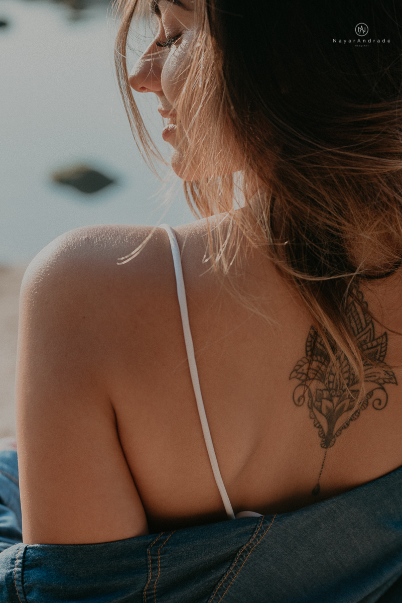 ensaio feminino feito na praia de biquini e camisao ensaio sensual fotos de book feminino espontaneo e delicado
