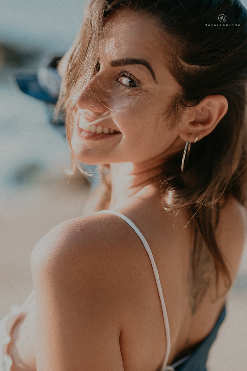 ensaio feminino feito na praia de biquini e camisao ensaio sensual fotos de book feminino espontaneo e delicado
