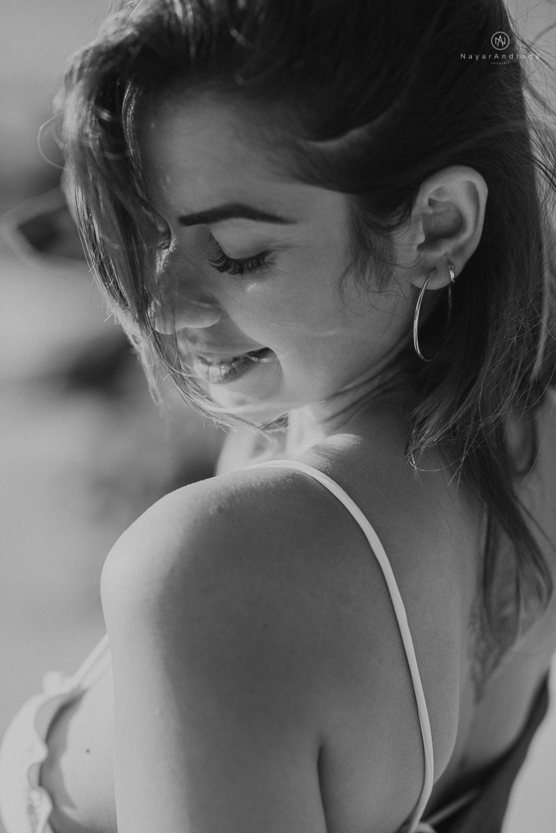 ensaio feminino feito na praia de biquini e camisao ensaio sensual fotos de book feminino espontaneo e delicado