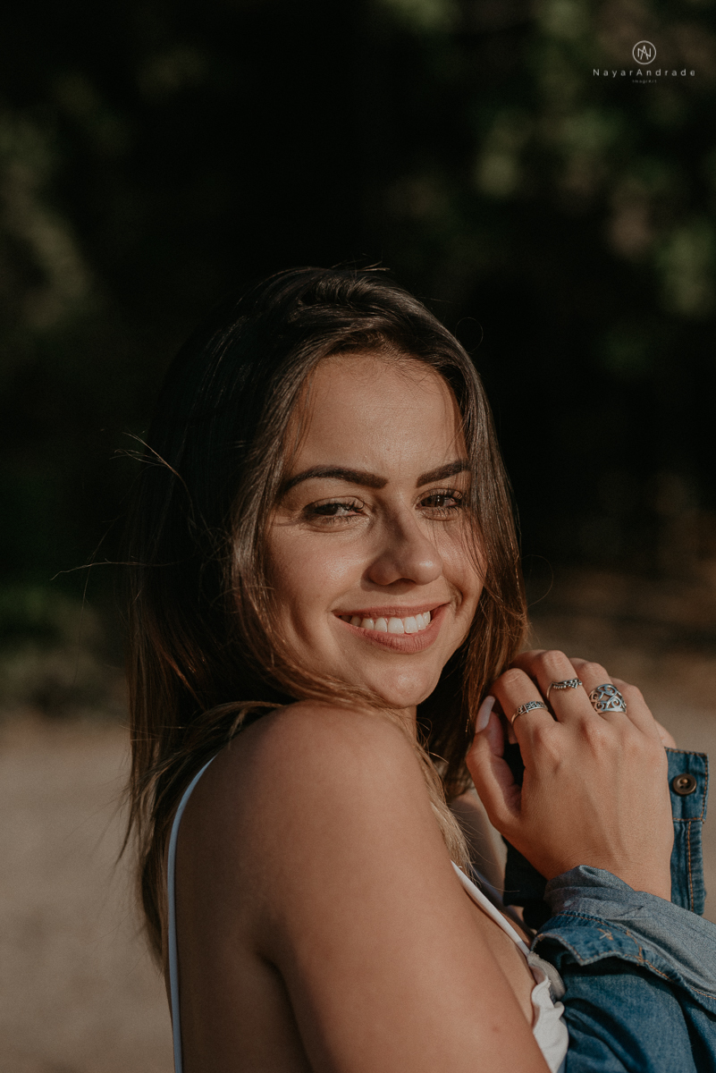 ensaio feminino feito na praia de biquini e camisao ensaio sensual fotos de book feminino espontaneo e delicado
