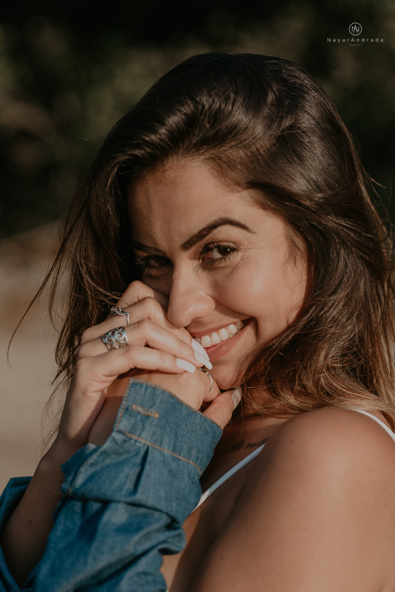 ensaio feminino feito na praia de biquini e camisao ensaio sensual fotos de book feminino espontaneo e delicado