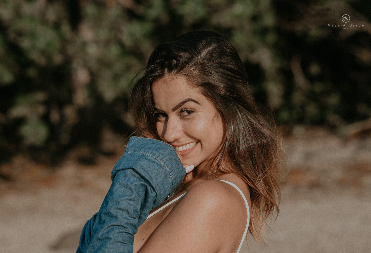 ensaio feminino feito na praia de biquini e camisao ensaio sensual fotos de book feminino espontaneo e delicado
