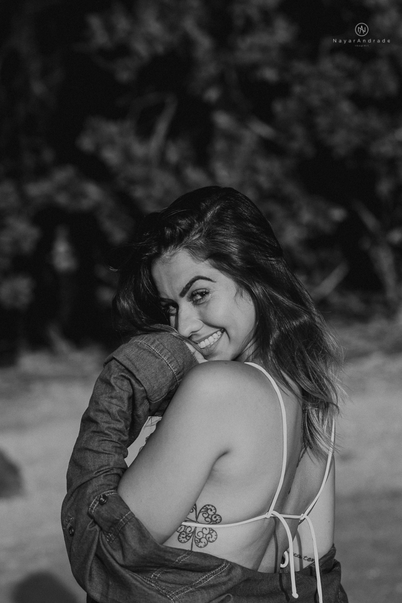 ensaio feminino feito na praia de biquini e camisao ensaio sensual fotos de book feminino espontaneo e delicado