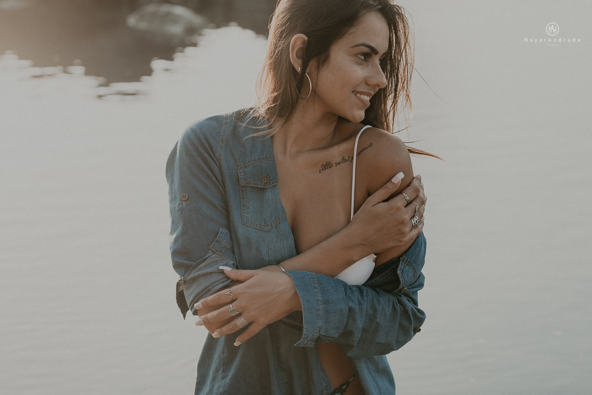 ensaio feminino feito na praia de biquini e camisao ensaio sensual fotos de book feminino espontaneo e delicado