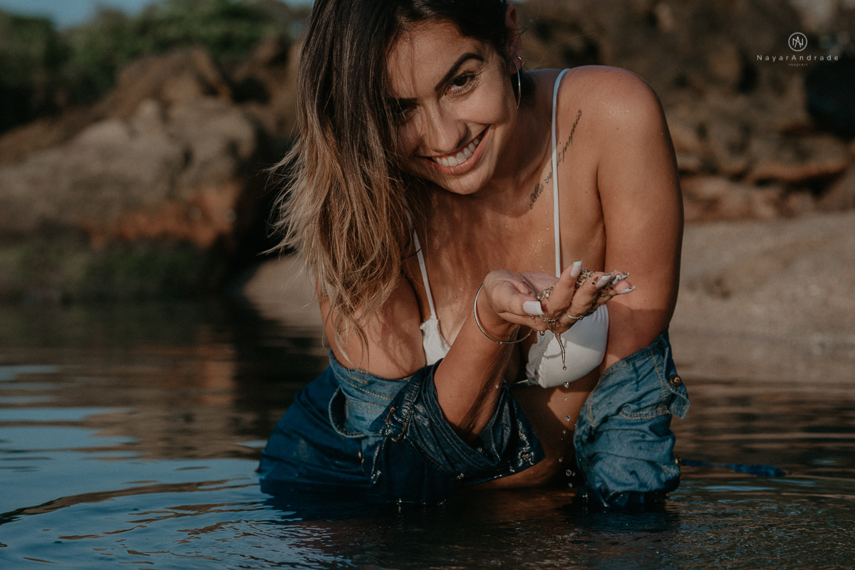 ensaio feminino feito na praia de biquini e camisao ensaio sensual fotos de book feminino espontaneo e delicado