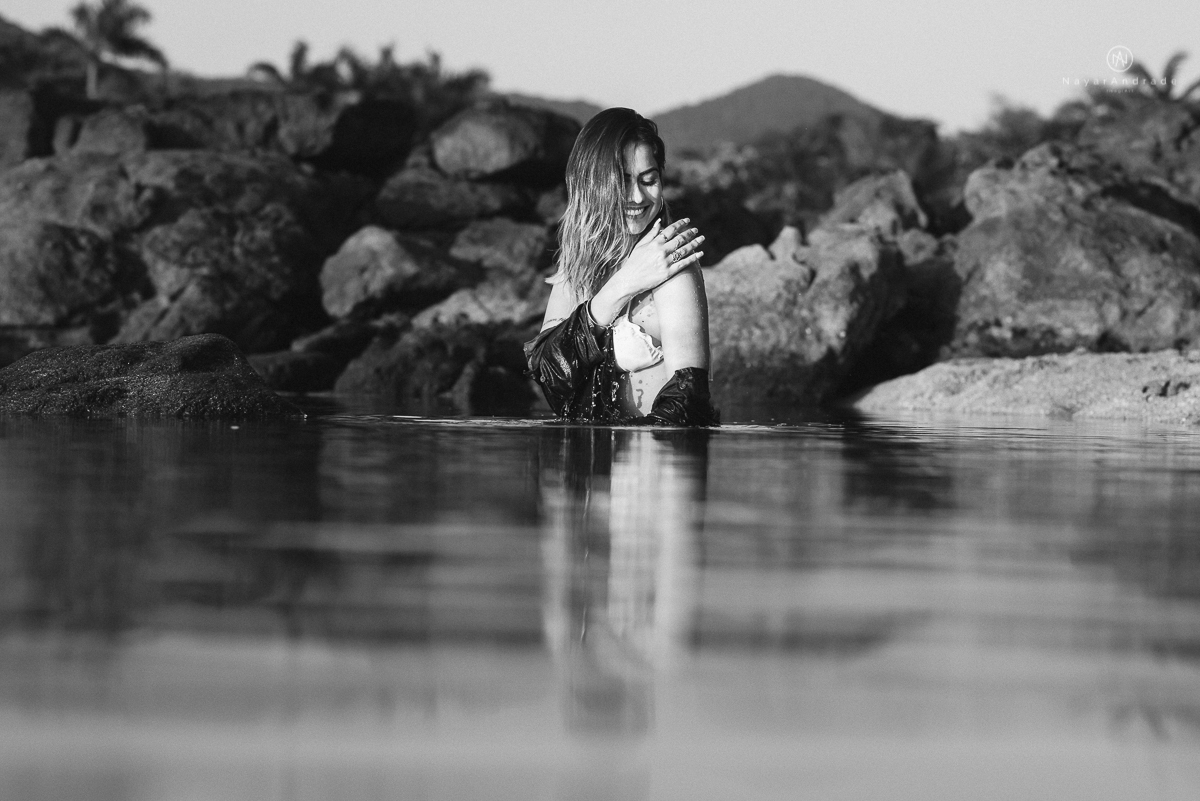ensaio feminino feito na praia de biquini e camisao ensaio sensual fotos de book feminino espontaneo e delicado