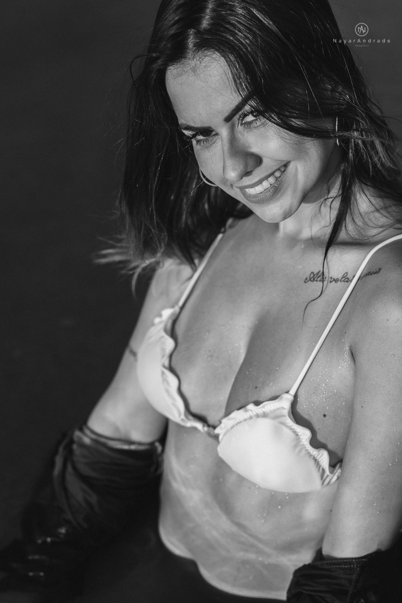 ensaio feminino feito na praia de biquini e camisao ensaio sensual fotos de book feminino espontaneo e delicado