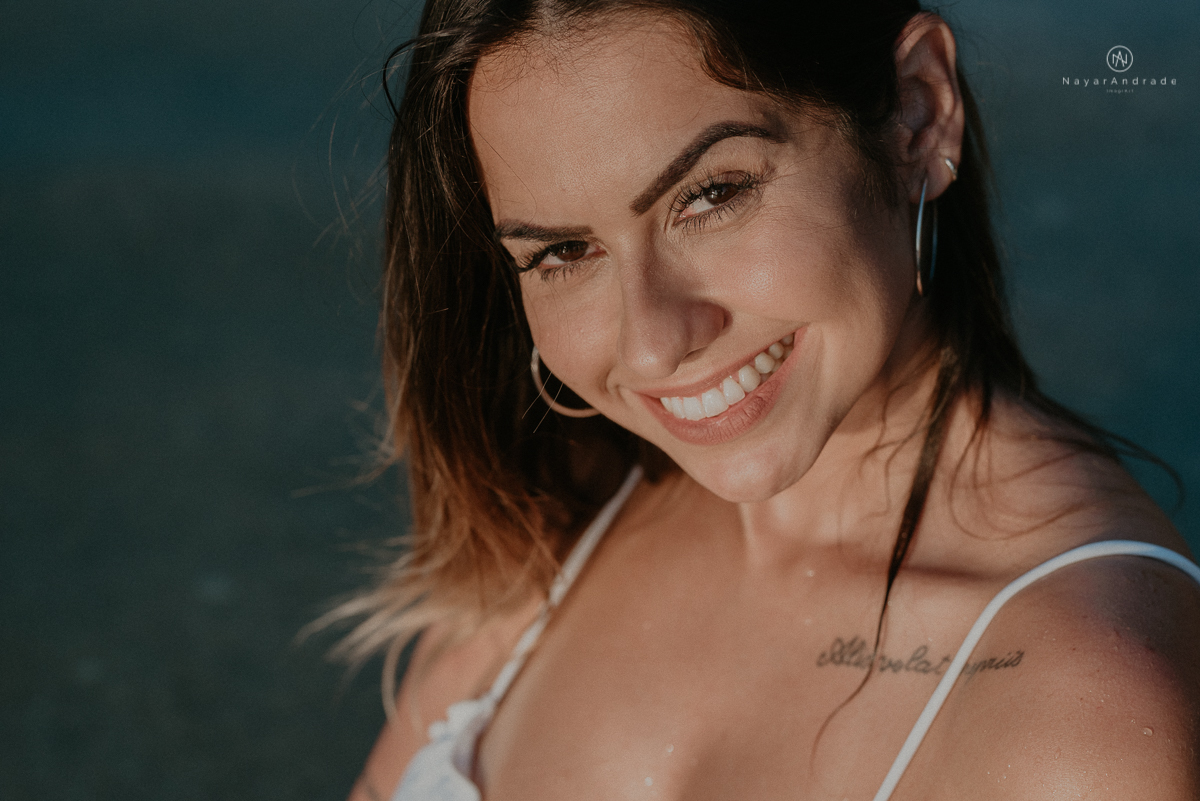 ensaio feminino feito na praia de biquini e camisao ensaio sensual fotos de book feminino espontaneo e delicado