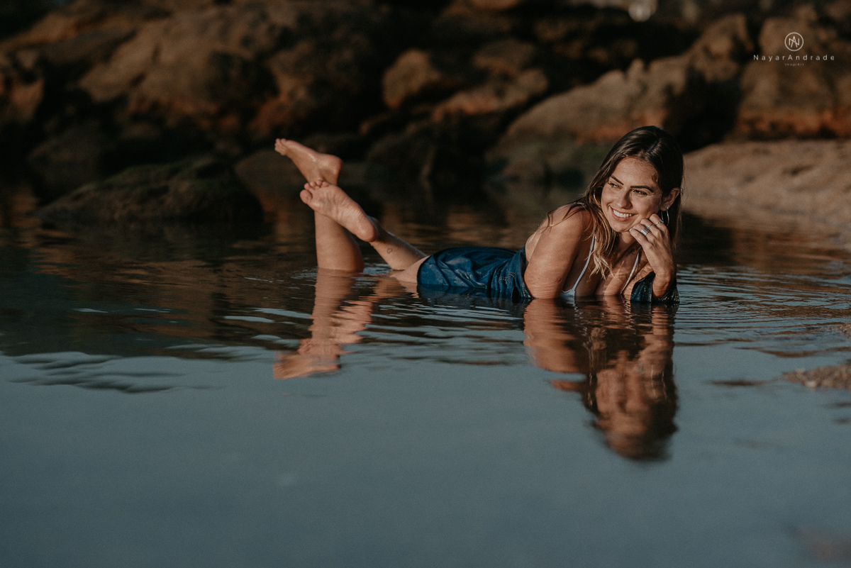 ensaio feminino feito na praia de biquini e camisao ensaio sensual fotos de book feminino espontaneo e delicado