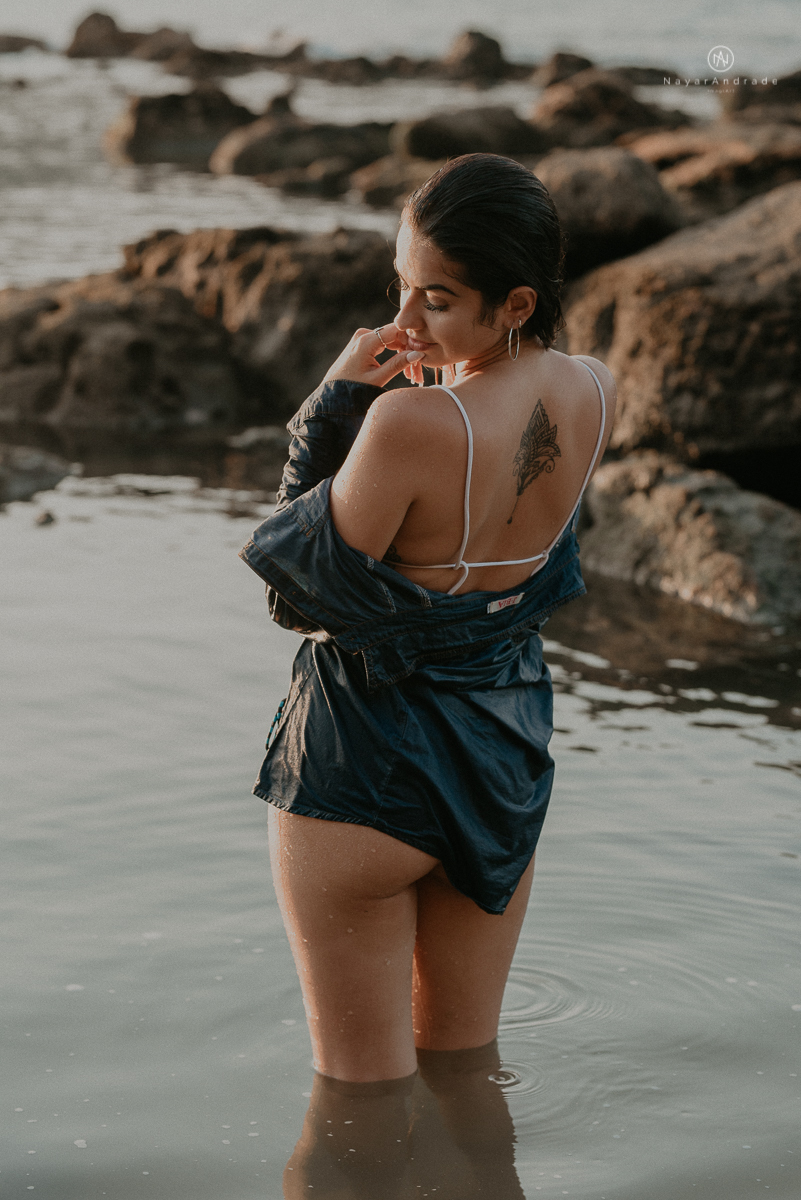 ensaio feminino feito na praia de biquini e camisao ensaio sensual fotos de book feminino espontaneo e delicado