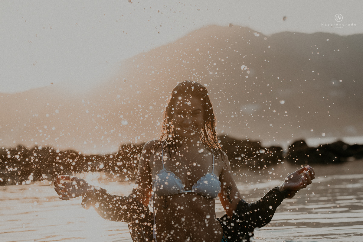 ensaio feminino feito na praia de biquini e camisao ensaio sensual fotos de book feminino espontaneo e delicado
