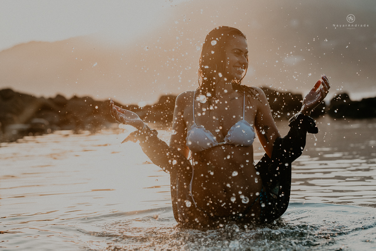 ensaio feminino feito na praia de biquini e camisao ensaio sensual fotos de book feminino espontaneo e delicado