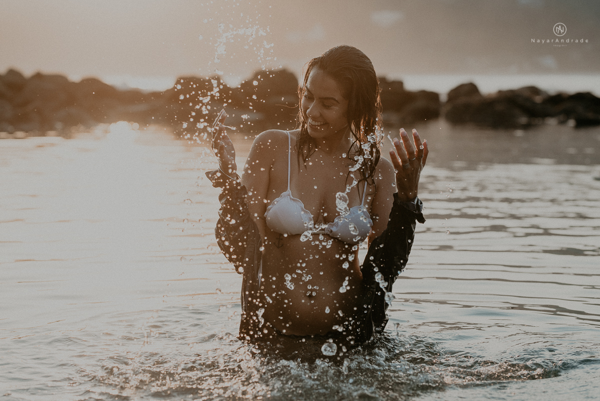 ensaio feminino feito na praia de biquini e camisao ensaio sensual fotos de book feminino espontaneo e delicado