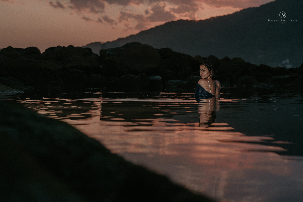 ensaio feminino feito na praia de biquini e camisao ensaio sensual fotos de book feminino espontaneo e delicado