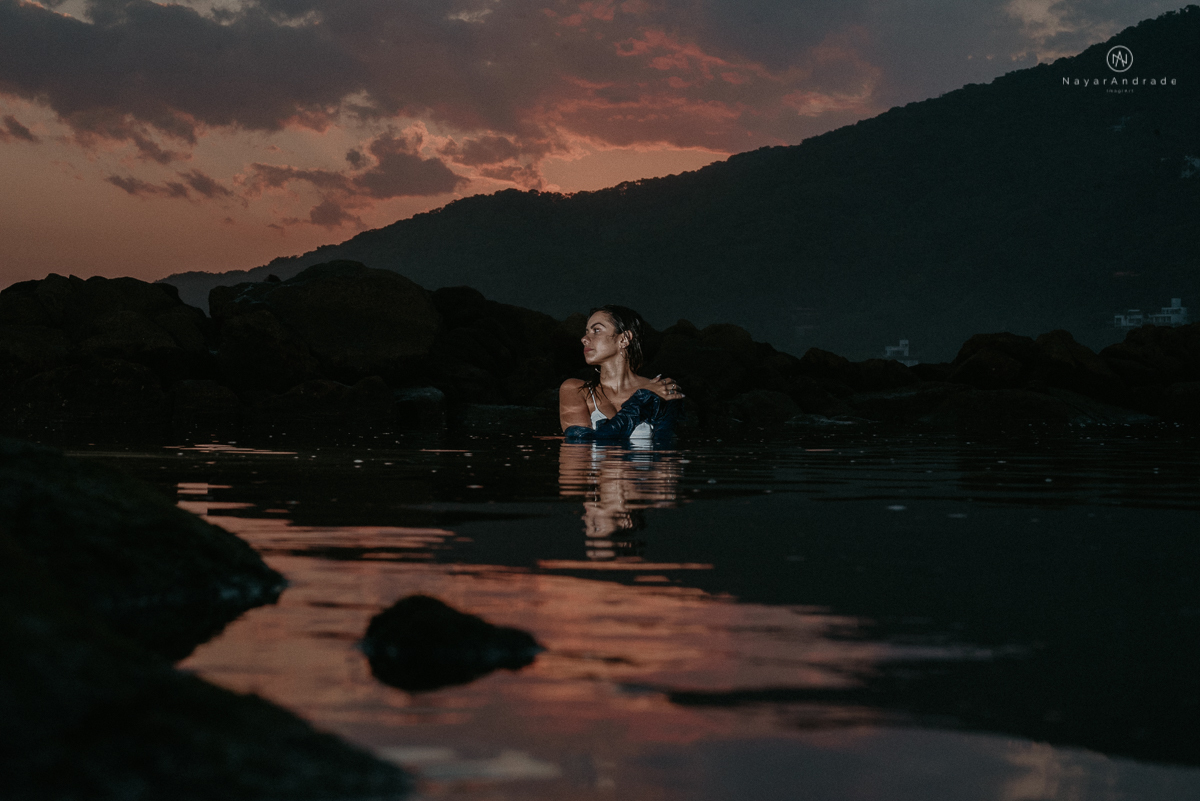 ensaio feminino feito na praia de biquini e camisao ensaio sensual fotos de book feminino espontaneo e delicado