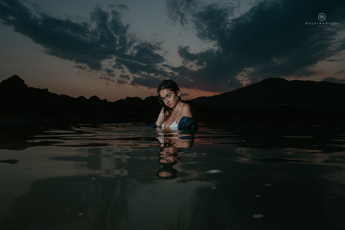 ensaio feminino feito na praia de biquini e camisao ensaio sensual fotos de book feminino espontaneo e delicado