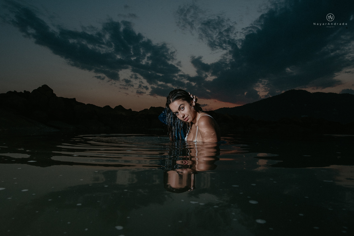 ensaio feminino feito na praia de biquini e camisao ensaio sensual fotos de book feminino espontaneo e delicado