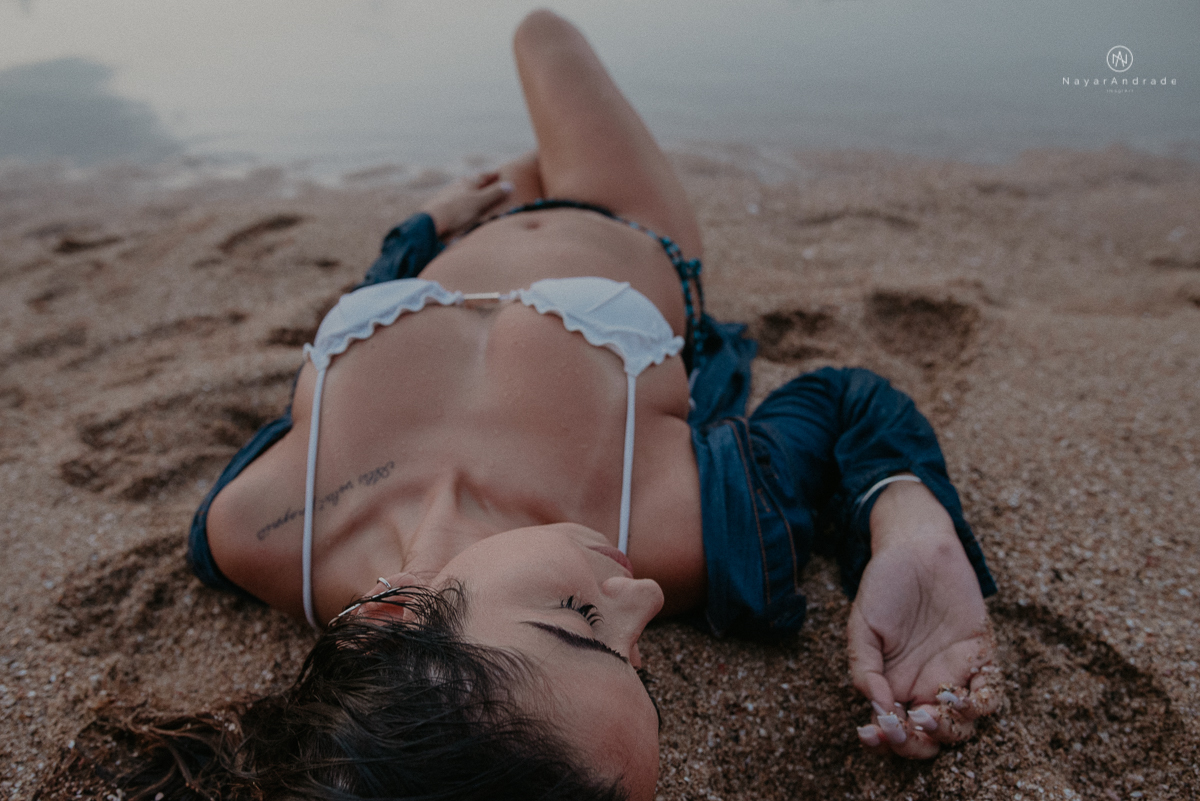 ensaio feminino feito na praia de biquini e camisao ensaio sensual fotos de book feminino espontaneo e delicado