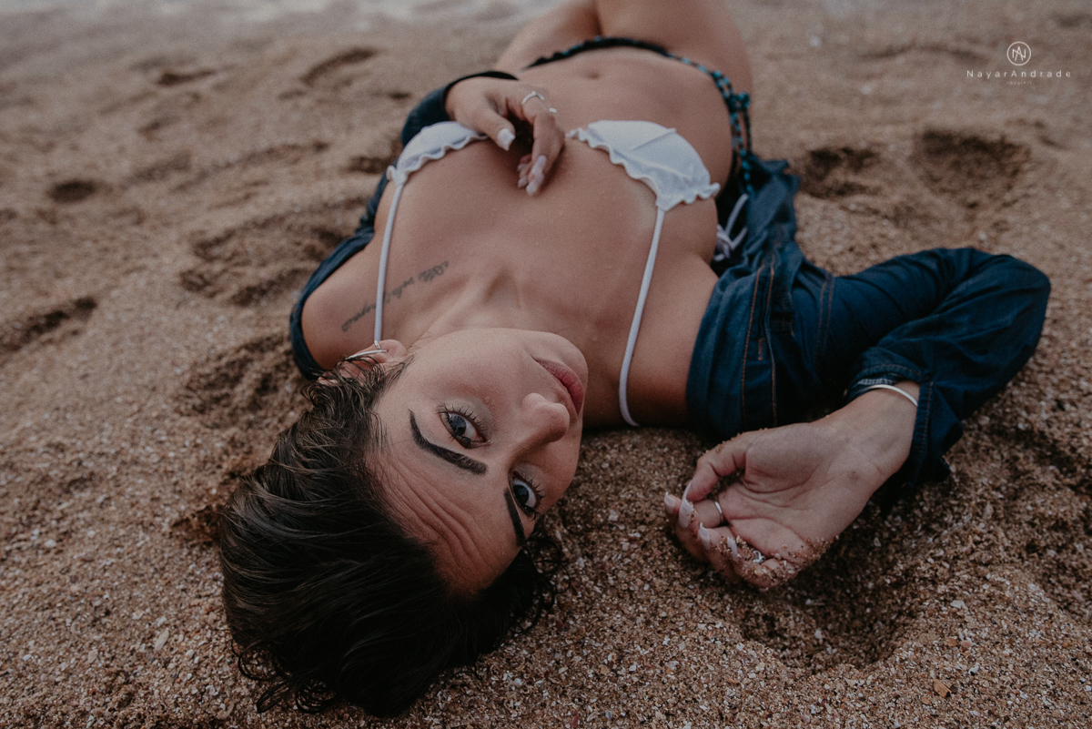 ensaio feminino feito na praia de biquini e camisao ensaio sensual fotos de book feminino espontaneo e delicado