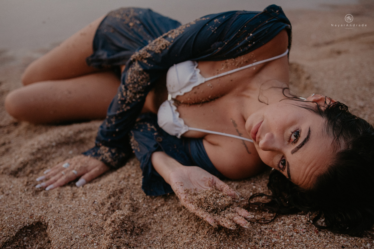 ensaio feminino feito na praia de biquini e camisao ensaio sensual fotos de book feminino espontaneo e delicado