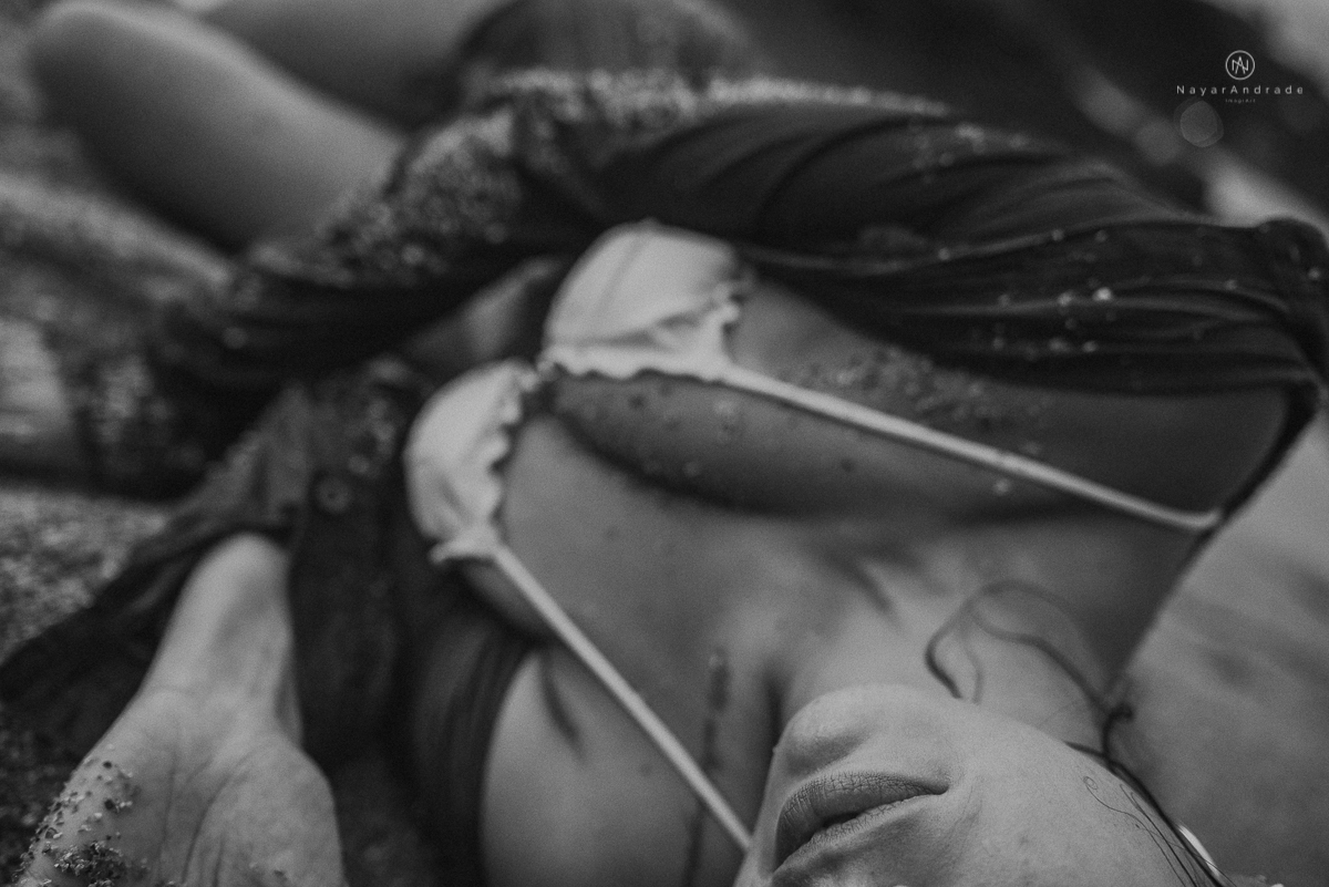 ensaio feminino feito na praia de biquini e camisao ensaio sensual fotos de book feminino espontaneo e delicado