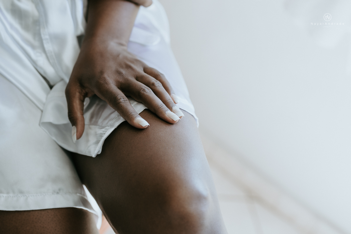 casamento italobrasileiro entre italiano e brasileira em lugar rustico ao ar livre de dia em clima descontraido noivo de all star noivo loiro e noiva negra tema com uvas e italia