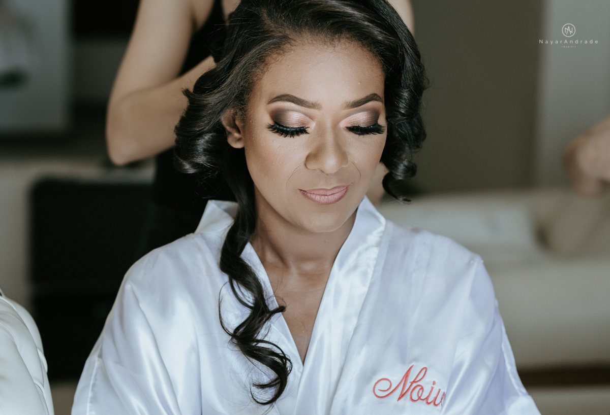 casamento italobrasileiro entre italiano e brasileira em lugar rustico ao ar livre de dia em clima descontraido noivo de all star noivo loiro e noiva negra tema com uvas e italia