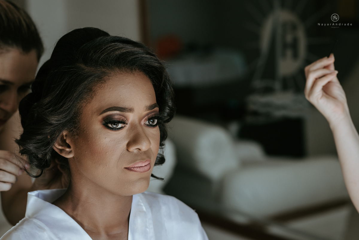 casamento italobrasileiro entre italiano e brasileira em lugar rustico ao ar livre de dia em clima descontraido noivo de all star noivo loiro e noiva negra tema com uvas e italia