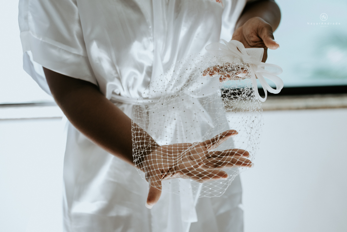 casamento italobrasileiro entre italiano e brasileira em lugar rustico ao ar livre de dia em clima descontraido noivo de all star noivo loiro e noiva negra tema com uvas e italia