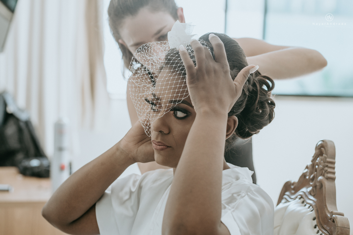 casamento italobrasileiro entre italiano e brasileira em lugar rustico ao ar livre de dia em clima descontraido noivo de all star noivo loiro e noiva negra tema com uvas e italia