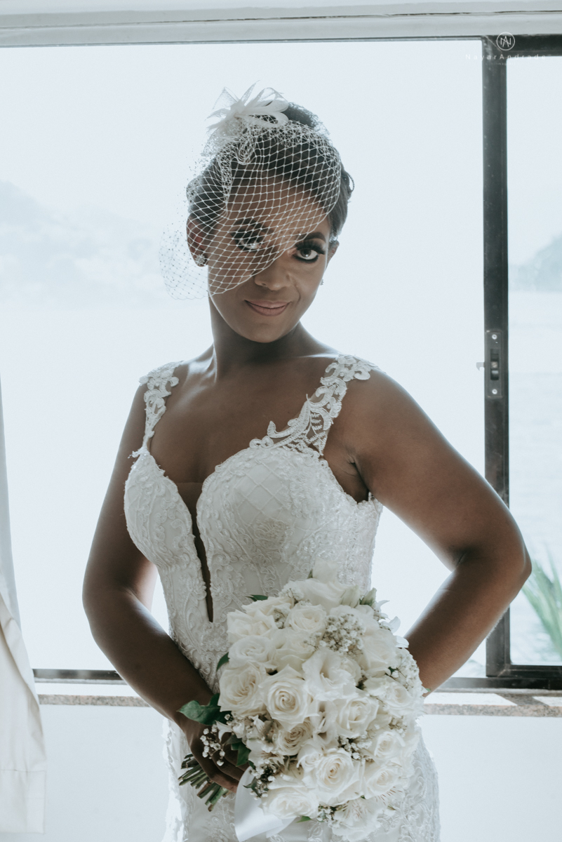 casamento italobrasileiro entre italiano e brasileira em lugar rustico ao ar livre de dia em clima descontraido noivo de all star noivo loiro e noiva negra tema com uvas e italia