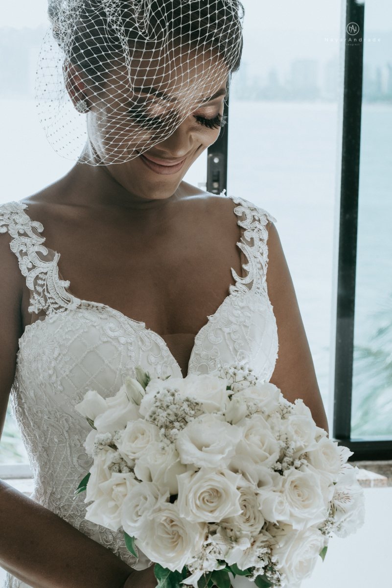 casamento italobrasileiro entre italiano e brasileira em lugar rustico ao ar livre de dia em clima descontraido noivo de all star noivo loiro e noiva negra tema com uvas e italia